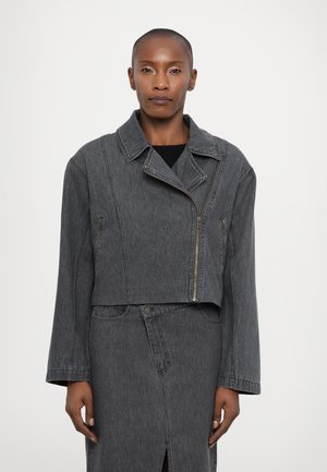 Geknipte donkergrijze denimjack met een ritssluiting, brede kraag en details op de voorkantzak. Textuurstof met zichtbare stiksels.