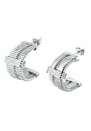 Orecchini a cerchio argentati curvi con texture a costine e una barra orizzontale incastonata con piccoli cristalli scintillanti su ogni cerchio.