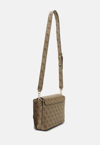 Sac à épaule marron à motifs avec bandoulière réglable, quincaillerie dorée, forme rectangulaire et tissu texturé. Il dispose d'une fermeture à rabat.