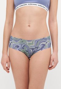 Boxer in tessuto morbido e elastico, con motivo marmorizzato e senza cuciture, nelle tonalità di verde, viola e blu, con un cinturino bianco che presenta il logo del marchio.
