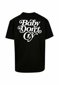 Camiseta de algodón negra con un texto blanco en negrita en la parte posterior: "Baby Don’t Cry", en una fuente juguetona y curvada con tamaños de letras variados.