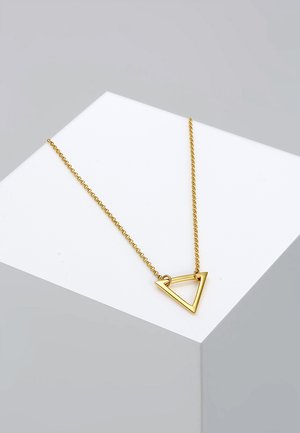 Collier en or avec un pendentif triangulaire, présentant un design élégant et une chaîne délicate, sur un fond d'affichage minimaliste.