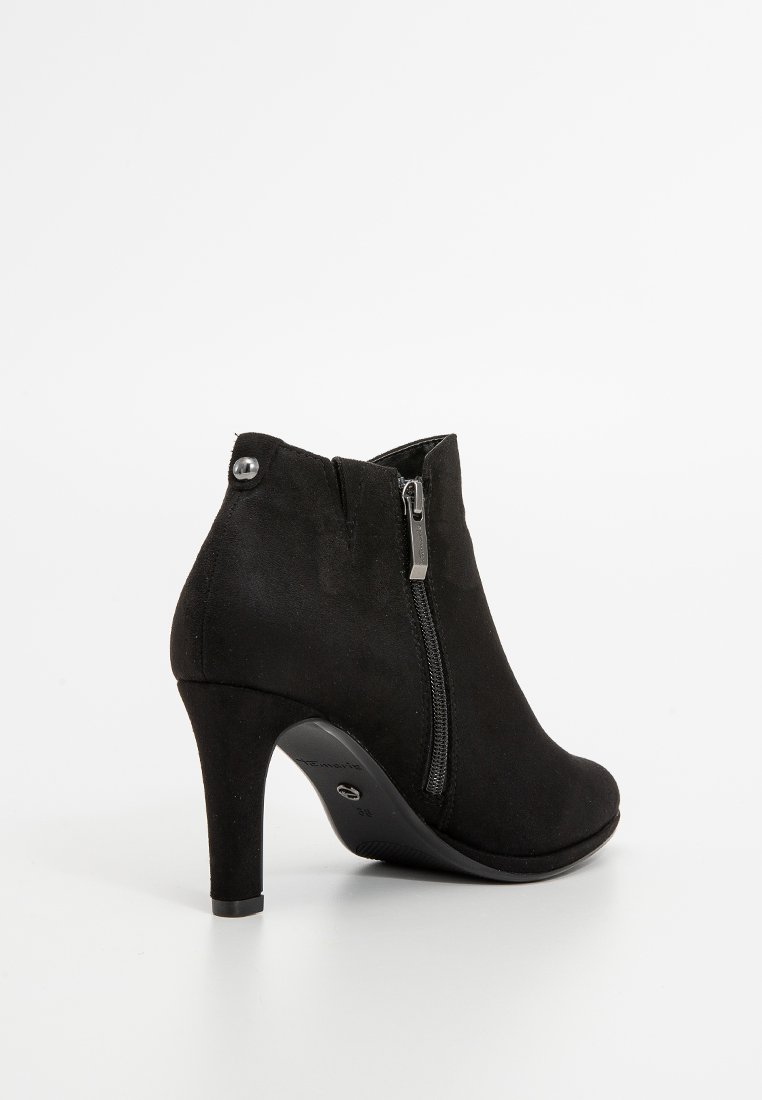 Bottines en daim noir avec fermeture éclair, design épuré, bout pointu et talon aiguille de 10 cm. Semelle en caoutchouc pour une meilleure adhérence.