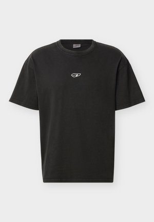 Črna kratka majica s kratkimi rokavi, okrolim izrezom in majhnim belim abstraktnim logotipom na sredini prsi.