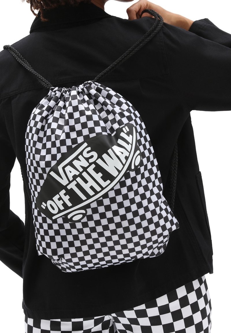 Svart och vit rutigt dragsko ryggsäck med "VANS OFF THE WALL"-logotypen i fet svart och vit text. Slät material.