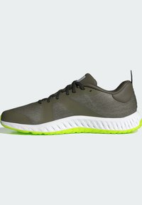 Grüne, strukturierte Sportschuhe mit weißen und limettengrünen Sohlen, ausgestattet mit einem eleganten Design, schwarzen Schnürsenkeln und einem auffälligen Logo an der Seite.