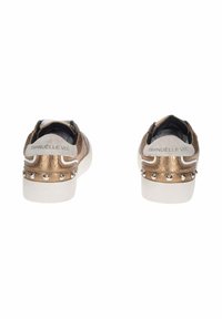 Sneaker sintetici bronzo con suola in gomma bianca. Le caratteristiche includono borchie decorative argentate sul tallone e cuciture a contrasto.