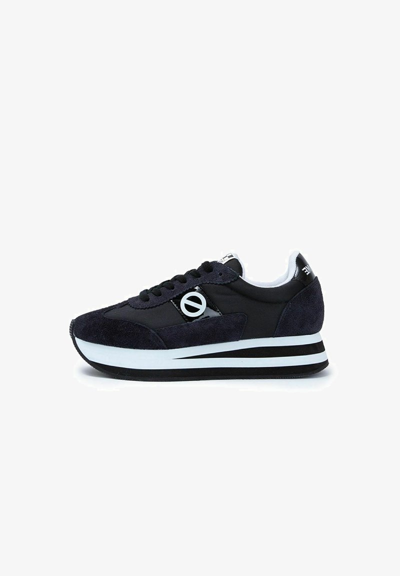 Baskets en suède noir et bleu foncé avec tissu, semelle blanche et noire rayée et logo circulaire sur le côté, vues de l'extérieur.