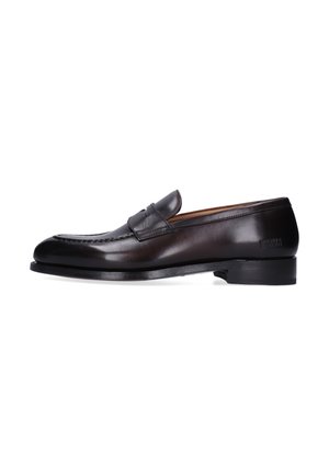 Schwarzer Penny Loafer aus Leder mit niedrigem Absatz, abgerundeter Spitze und minimalen Nähdetails auf weißem Hintergrund.