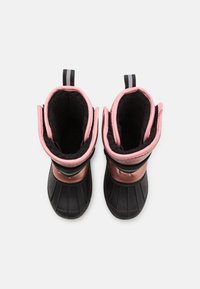 Schwarze wasserdichte Stiefel mit einem pinken Fleece-Futter, strukturiertem Gummisohle und zwei Zuglaschen am Schaft für ein einfaches Anziehen.