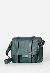 Teal leren schoudertas met een klepsluiting, dubbele banden en decoratieve hardware. Bevat een schouderband en een gestructureerd oppervlak.