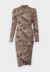 Kjole i leopardmønster med lange ermer, høy hals, rynkede detaljer, tettsittende passform og teksturert stoff i nyanser av brunt og svart.