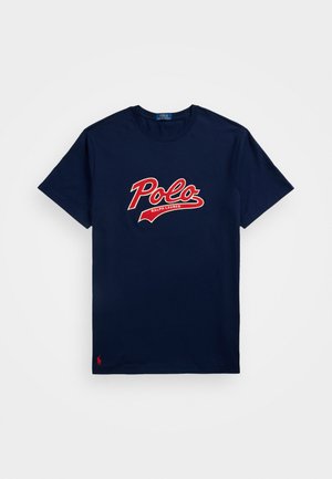 Granatowa bawełniana koszulka z dużym, haftowanym logo "Polo" w kolorze czerwonym z białą obwódką. Zawiera mały emblemat w czerwonym kolorze przedstawiający gracza polo.
