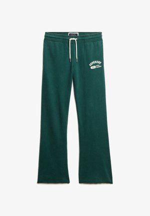 Grøn fleece sweatpants med snor i taljen, udvidede ben og hvid "Superdry" tekstlogo på venstre lår. Blød tekstur.