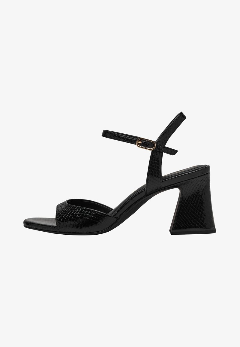 Sandali neri con tacco alto realizzati in un materiale sintetico effetto serpente, design open toe, cinturino sottile alla caviglia con fibbia dorata e tacco largo.