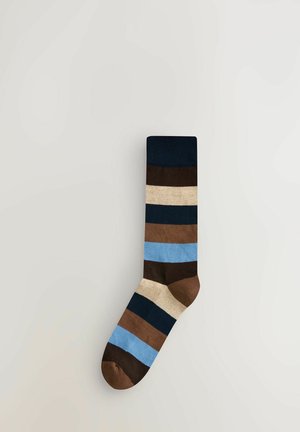 Mehrfarbige Socke mit horizontalen Streifen in Blau, Braun, Dunkelblau und Beige. Hergestellt aus glatt gewebtem Stoff mit einem rippenartigen Bündchen.