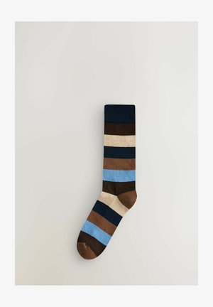 Mehrfarbige Socke mit horizontalen Streifen in Blau, Braun, Dunkelblau und Beige. Hergestellt aus glatt gewebtem Stoff mit einem rippenartigen Bündchen.