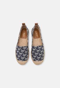 Ett par marinblå och beige espadriller med "RL" logotypmönster, läderinsätt med texten "Lauren Ralph Lauren", och vävd jute-sula på vit bakgrund.