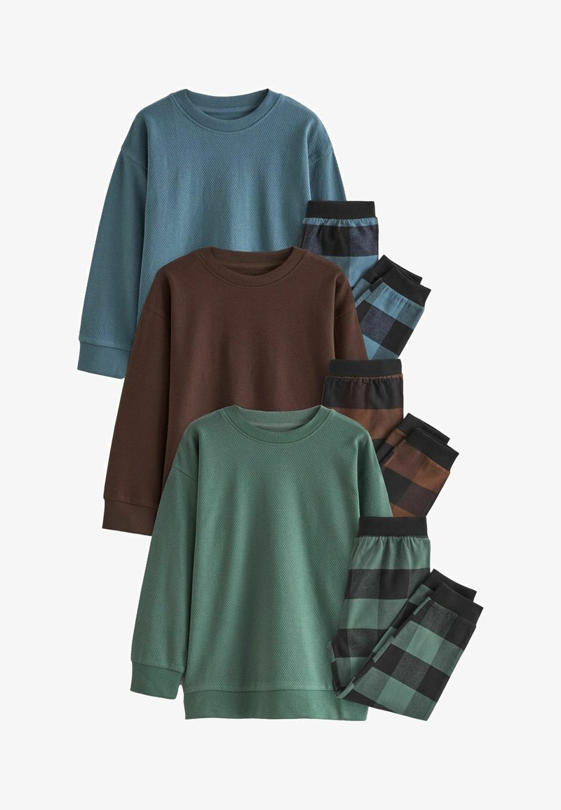 Drie langemouwen tops in teal, bruin en groen met een textuurafwerking, gecombineerd met geruite broeken in zwart, blauw en bruine tinten.