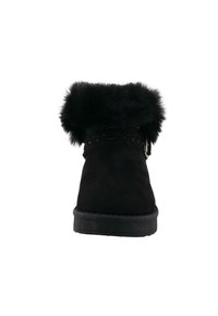 Zwarte suède enklaarzen met een zachte zwarte bontmanchet, decoratieve studs langs de bovenkant en een rubberen zool voor grip.