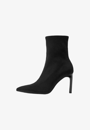 Zwarte enkellaarsjes van gladde suède, met een puntige neus en een hoge stilettohak. Strak, minimalistisch ontwerp zonder versieringen.
