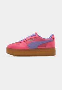 Różowe i fioletowe sneakersy Puma z gładkiej skóry, gumową podeszwą, okrągłym noskiem i płaskimi sznurówkami. Posiadają logo na boku.