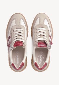 Chaussures de sport beiges avec un design en cuir texturé et métallique. Elles présentent des accents bordeaux, un devant à lacets et une fermeture latérale zippée.
