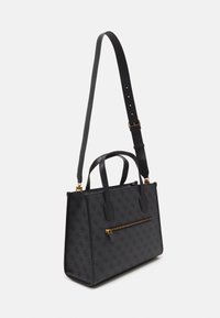 Musta nahkainen käsilaukku, jossa on jämäkkä muotoilu. Laukussa on kaksi ylhäällä olevaa kantohihnaa, irrotettava olkahihna ja etupuolella vetoketjullinen tasku, jossa on kultaiset yksityiskohdat.