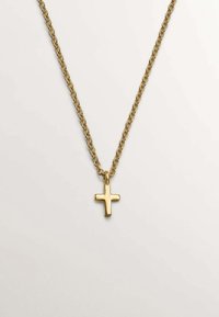 Collar de cadena en tono dorado con un pequeño colgante de cruz pulido. La cadena tiene eslabones ovalados con un acabado liso y brillante.