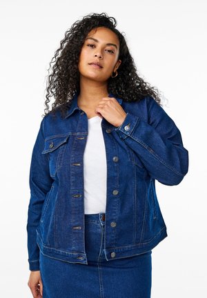 Mörkblå jeansjacka med långa ärmar, framsidor med fickor och silverknappar. Har en klassisk design och en något figursydd silhuett.