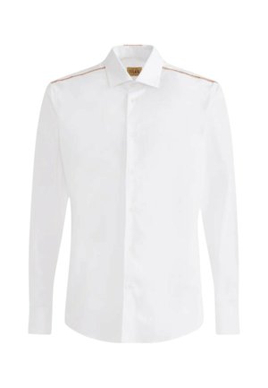 Camicia bianca a maniche lunghe con bottoni e colletto classico, con cuciture marroni sottili lungo le cuciture delle spalle.