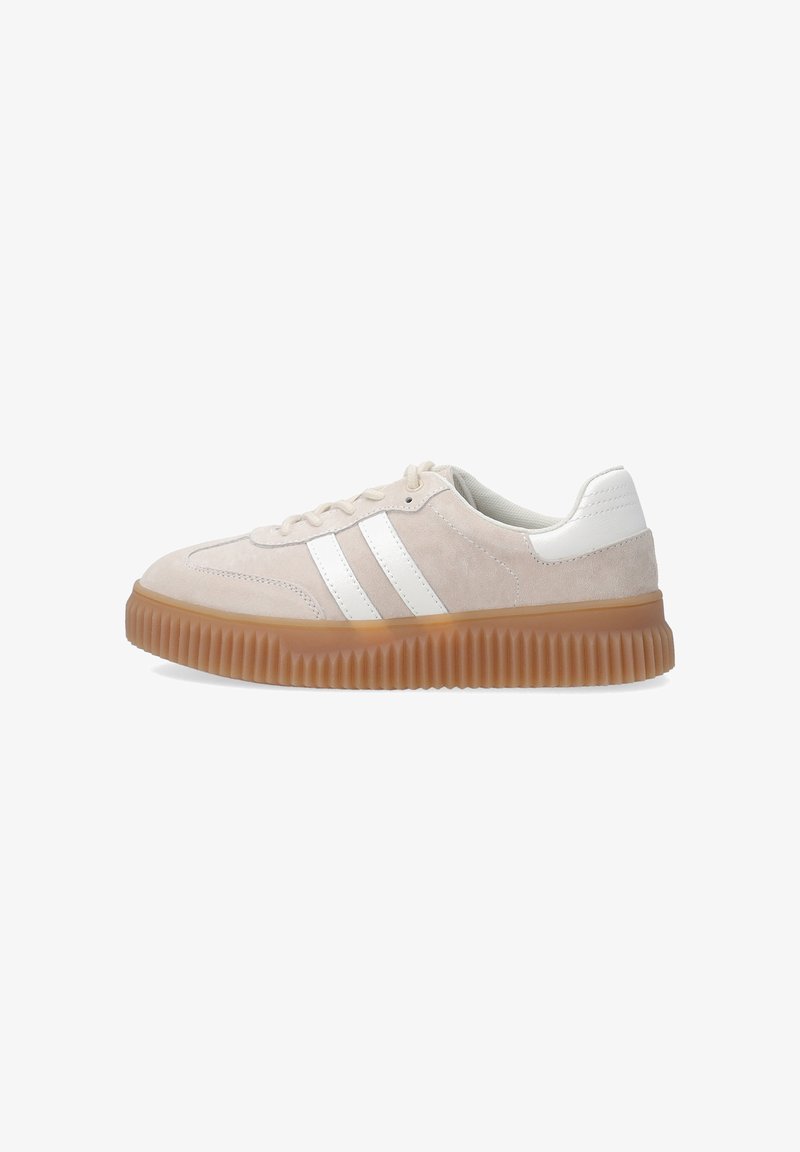 Beige Wildlederschuh mit weißen Streifen, runder Spitze und gerillter Gummisohle. Das Design zeichnet sich durch einen minimalistischen Stil und eine strukturierte Oberfläche aus.