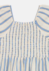 Robe rayée avec un corsage froncé, présentant des lignes verticales en crème, bleu clair et bleu foncé. Manches bouffantes avec des rayures assorties.