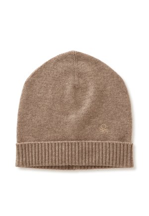Gorro de punto marrón con un puño acanalado. Textura suave y corona redondeada, con un sutil logo en el lateral.