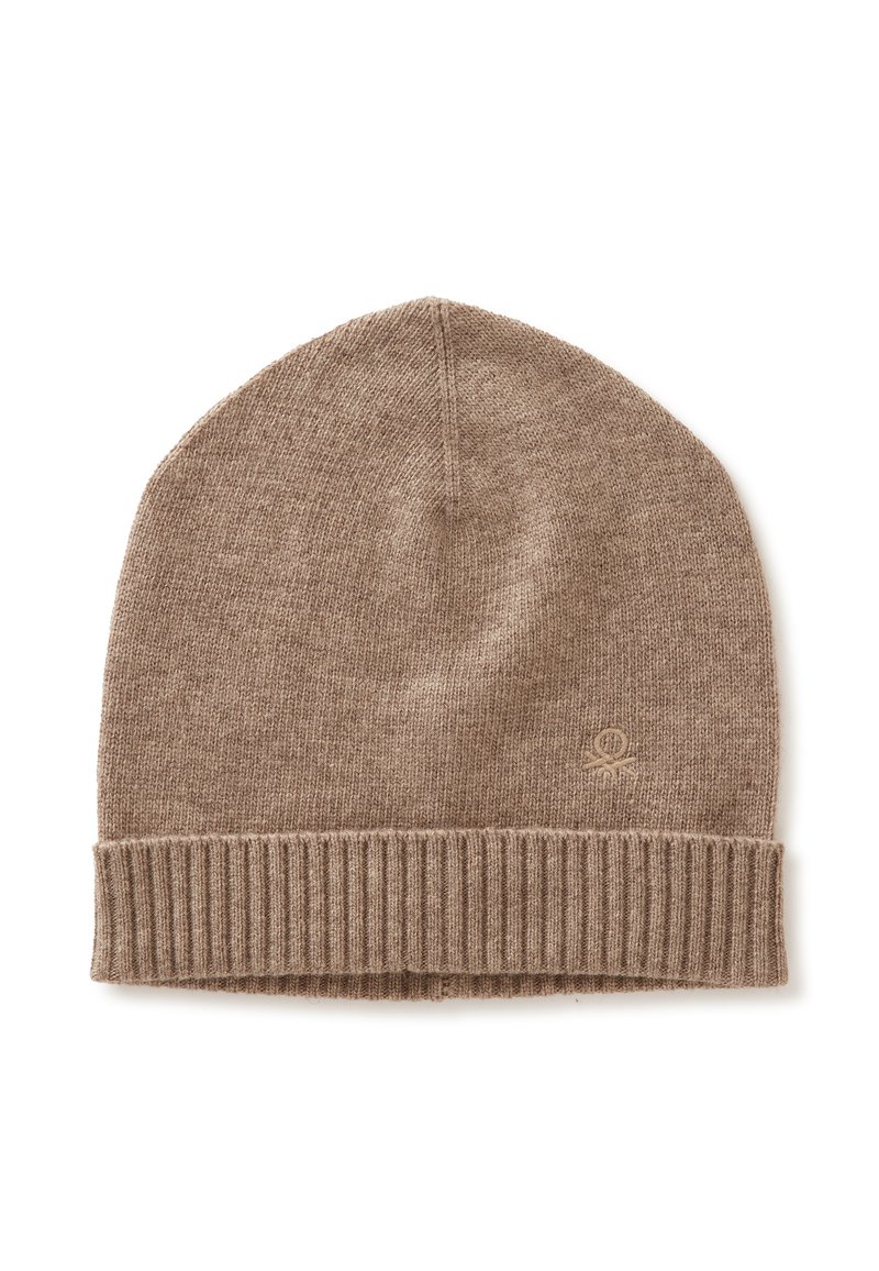 Berretto di lana marrone con orlo a coste. Texture morbida e forma arrotondata, dotato di un logo discreto sul lato.