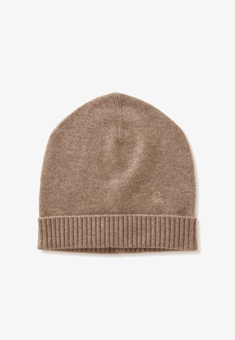 Berretto di lana marrone con orlo a coste. Texture morbida e forma arrotondata, dotato di un logo discreto sul lato.