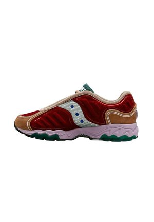 Deportiva de corte bajo con parte superior de terciopelo rojo, acentos de ante en beige y marrón, logo plateado en el lateral, mediasuela morada y suela texturizada en verde y negro.
