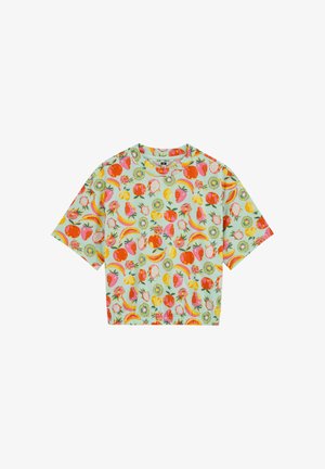 Világoszöld rövid ujjú ing színes gyümölcsmintával, többek között eperrel, kivit, banánnal, őszibarackkal és sárkánygyümölccsel.