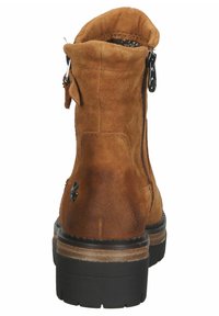 Stivale alla caviglia in suede marrone con chiusura a zip, punta arrotondata e suola in gomma nera testurizzata. Presenta cuciture sottili e un piccolo dettaglio laterale.