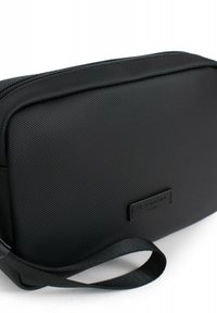 Borsa da viaggio nera con texture, di forma rettangolare, con chiusura a zip e etichetta del marchio sul lato frontale. Inclusa una tracolla regolabile.