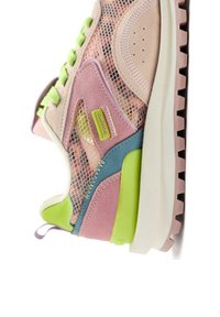 Baskets avec un dessus en mesh rose et beige, ornées d'accents en daim bleu et vert, et une semelle blanche épaisse avec un motif texturé.