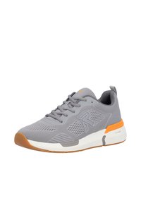 Grauer Sportschuh aus Mesh-Material mit Gummisohle. Hat weiße und orangefarbene Akzente an der Ferse und ein strukturiertes Muster am Obermaterial.