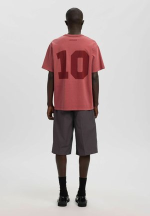 Annarr T-SHIRT MIT RUNDHALSAUSSCHNITT KURZÄRMELIGES - T-shirt imprimé - syrah