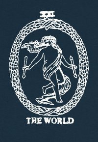 Un design bianco ricamato presenta una figura che somiglia a una persona, adornata con un indumento fluente, che tiene due bastoni, racchiusa in un bordo decorativo.