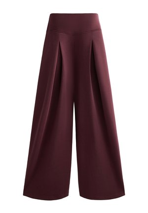 Pantaloni largi burgundy cu o textură netedă și un design pliat, având o talie înaltă și fără accente de hardware vizibile.