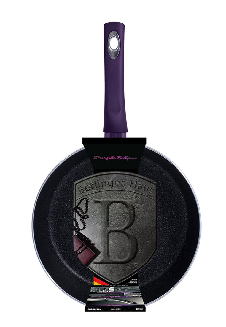 Patelnia teflonowa w kolorze czarnym z fioletowym uchwytem, oznaczona jako "Berlinger Haus Purple Eclipse," o średnicy 26 cm, z przymocowaną etykietą produktu.