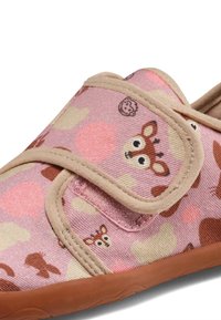 Roze velcro kinderschoen van stof met een speels patroon van dieren en pastelvormen; rubberen zool, textuurafwerking.