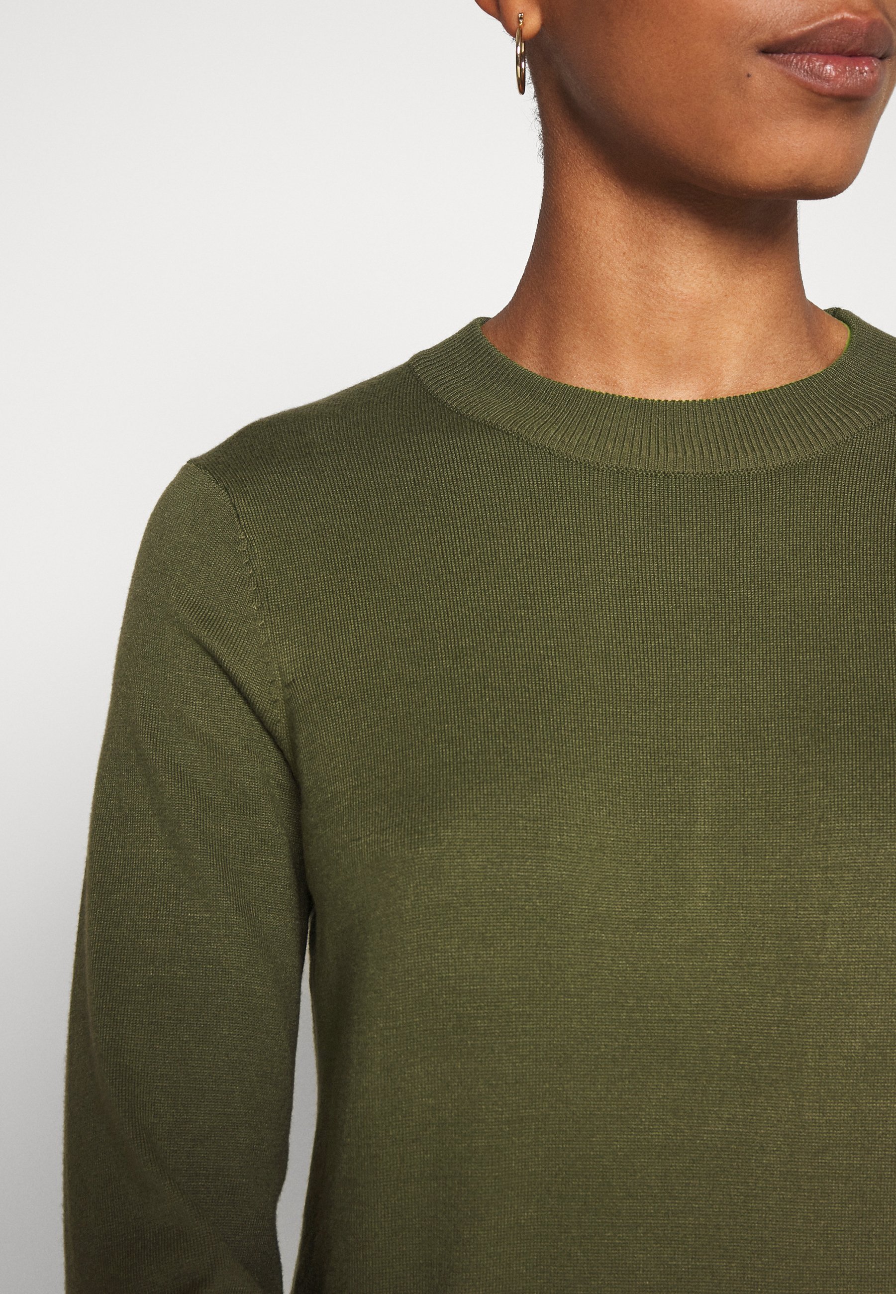 Saint Tropez DAVILA DRESS Gebreide jurk army green Saint Tropez MILA NECK Trui army green melangekaki