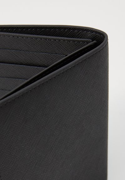 Čierna peňaženka vyrobená z textúrovaného materiálu so štíhlym designom. Má otvorené priehradky na karty a hladký, zaoblený okraj. Minimalistický a kompaktný tvar.