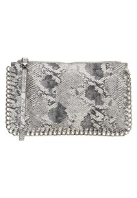 Obdélníková kabelka s šedým a černým hadím vzorem, stříbrným řetízkem a zápěstním pásem s detailem pyramidových cvočků.